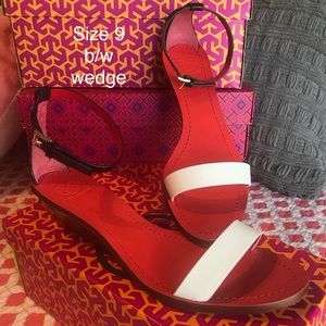 Tory Burch wedge sandal in black/white